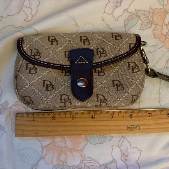 DOONEY & BOURKE Signature Print Brown/ Beige Canvas Wristlet - Picture 5 of 9